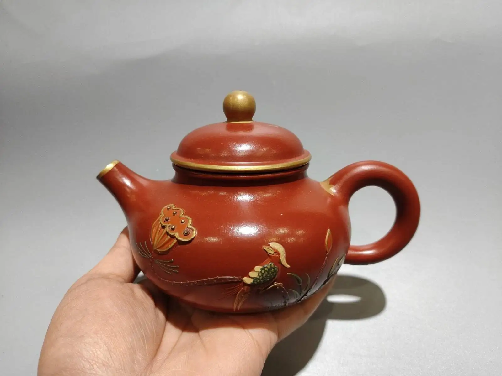 China Yixing Zisha Clay Handmade Kung Fu Tea Exquisite Product Name: Gold-Painted Rongtian Teapot Signature: Gu Jingzhou
China Yixing Zisha Clay Handmade Kung Fu Tea Exquisite Product Name: Gold-Painted Rongtian Teapot Signature: Gu Jingzhou