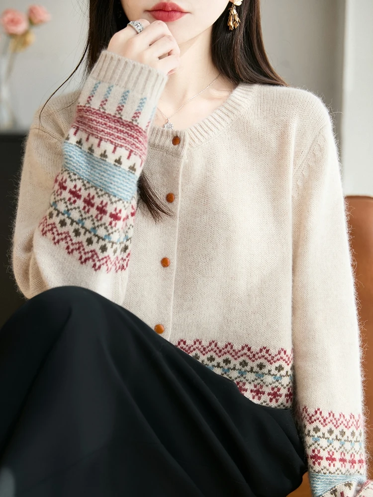 Вязаный шерстяной кардиган Feild Island с длинными рукавами и круглым вырезом, женская осенне-зимняя верхняя одежда, повседневный свободный крой, мягкий
Вязаный шерстяной кардиган Feild Island с длинными рукавами и круглым вырезом, женская осенне-зимняя верхняя одежда, повседневный свободный крой, мягкий