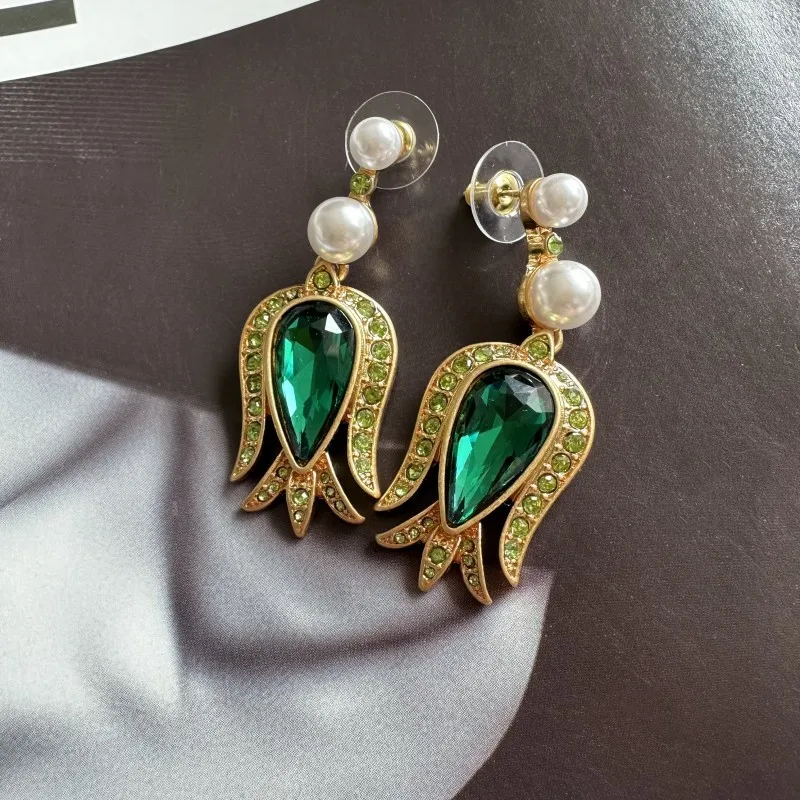 Fashion Jewerly Vintage Tulip Champagne Glass Rhinestone Flower Stud Earrings with Decorative Pearls
Fashion Jewerly Vintage Tulip Champagne Glass Rhinestone Flower Stud Earrings with Decorative Pearls