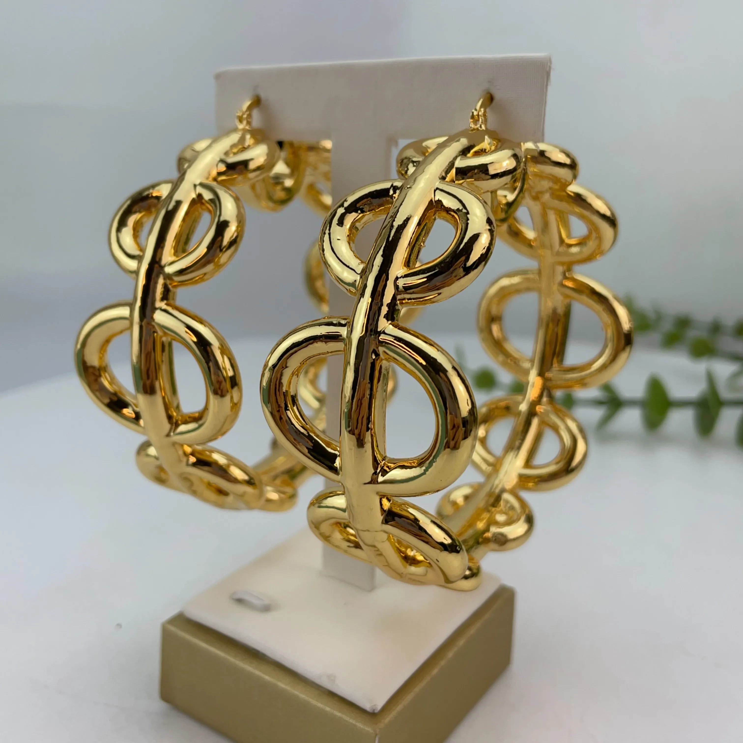 Yuminglai модные ювелирные аксессуары в Дубае, полые классические элегантные серьги высшего качества, большие серьги-капли для женщин FHK23550
Yuminglai модные ювелирные аксессуары в Дубае, полые классические элегантные серьги высшего качества, большие серьги-капли для женщин FHK23550