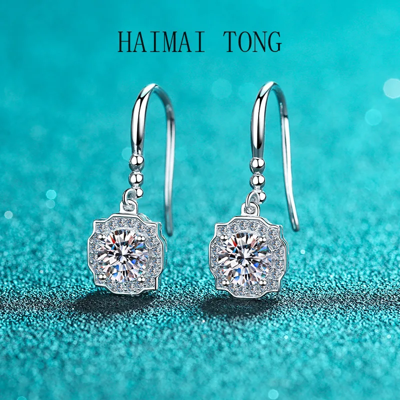 HAIMAITONG Korean version earrings PT950 platinum four claw moissanite ear hook earrings
HAIMAITONG Korean version earrings PT950 platinum four claw moissanite ear hook earrings