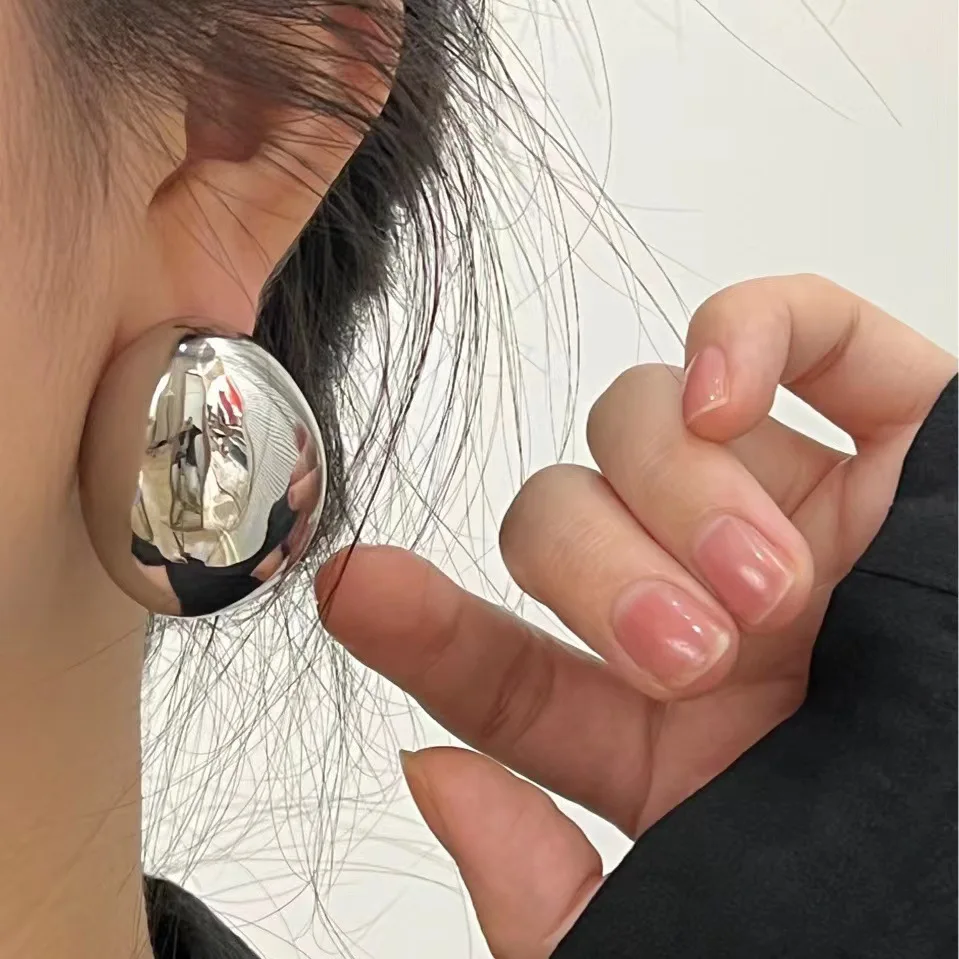Europe and America New Trend Earrings Metal Glossy Stud Earrings for Women Unique Simple Fashion Jewelry Gift
Europe and America New Trend Earrings Metal Glossy Stud Earrings for Women Unique Simple Fashion Jewelry Gift