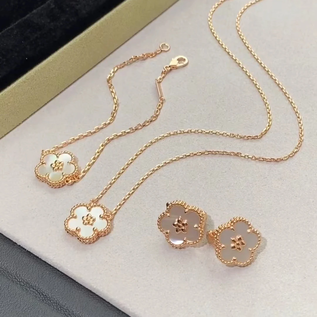 2024 Europe Luxury Brand Lucky Clover Five Leaf Plum Blossom Necklace Bracelet Earrings for Women Fashion Fine Jewelry Set Gift
2024 Europe Luxury Brand Lucky Clover Five Leaf Plum Blossom Necklace Bracelet Earrings for Women Fashion Fine Jewelry Set Gift