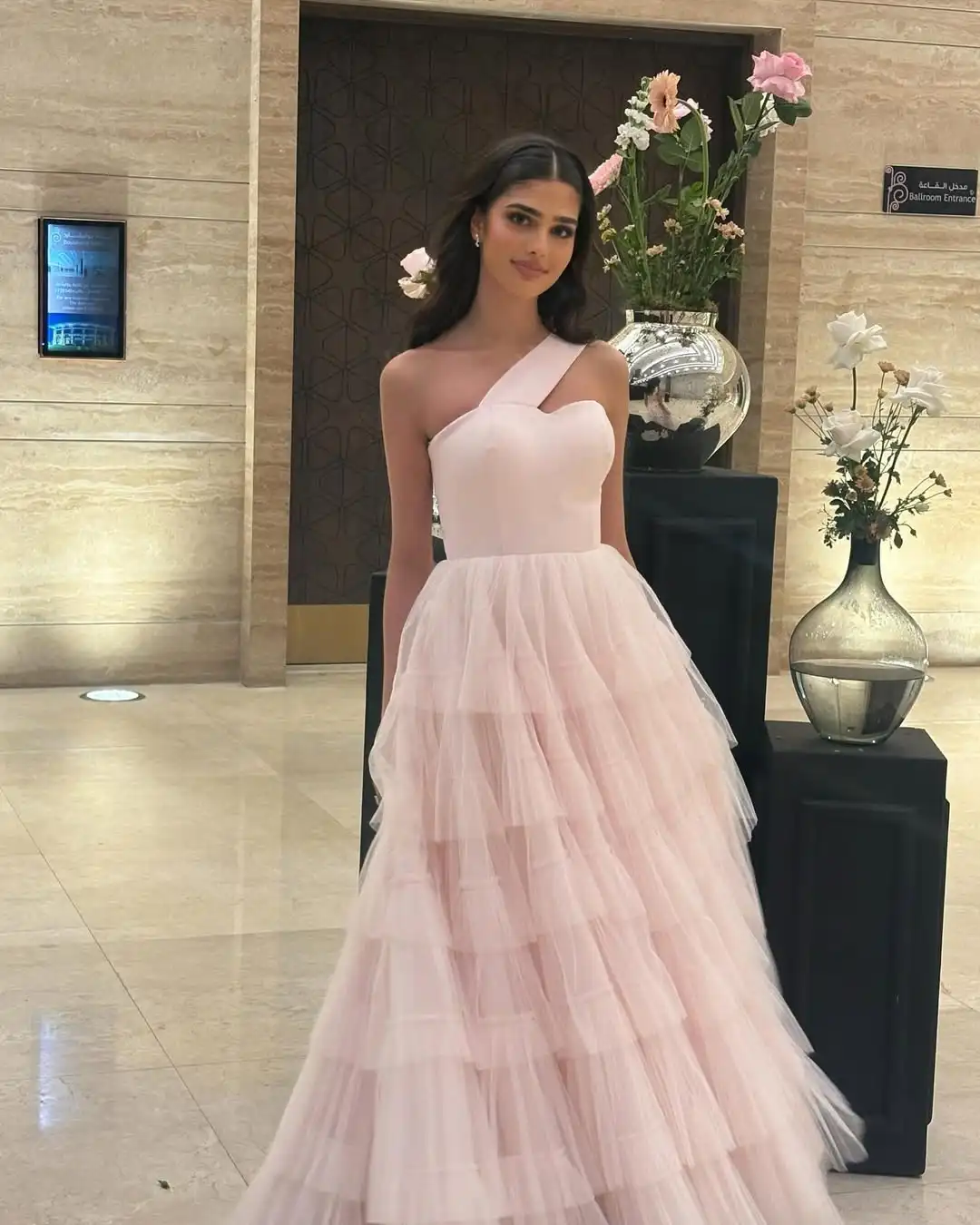 Customized Light Pink Tulle Prom Dresses One Shoulder Sleeveless Floor Length Evening Dresses Pleated Tiered Party Dresses
Customized Light Pink Tulle Prom Dresses One Shoulder Sleeveless Floor Length Evening Dresses Pleated Tiered Party Dresses