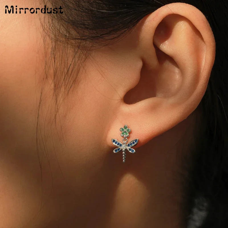 Элегантные серьги-гвоздики из стерлингового серебра 925 пробы с цветным цирконием и стрекозой, серьги-гвоздики с насекомыми, свадебные эффектные ювелирные изделия для женщин
Элегантные серьги-гвоздики из стерлингового серебра 925 пробы с цветным цирконием и стрекозой, серьги-гвоздики с насекомыми, свадебные эффектные ювелирные изделия для женщин