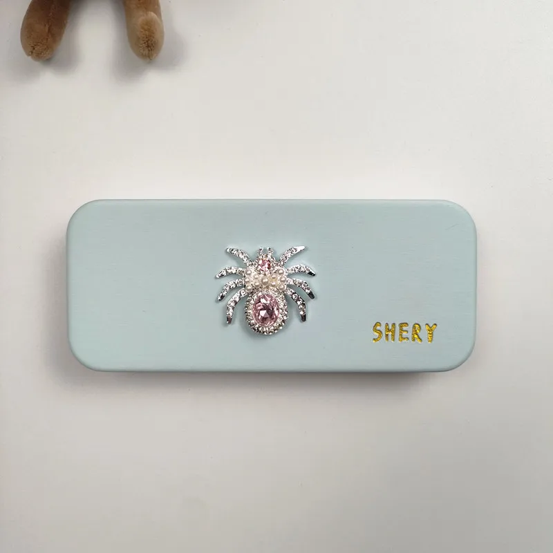 Set with diamonds Spider Pattern Women Steel Leather Portable Hard Reading Glasses Box Eyeglass Case Spectacle Cases Girl Gift A
Set with diamonds Spider Pattern Women Steel Leather Portable Hard Reading Glasses Box Eyeglass Case Spectacle Cases Girl Gift A