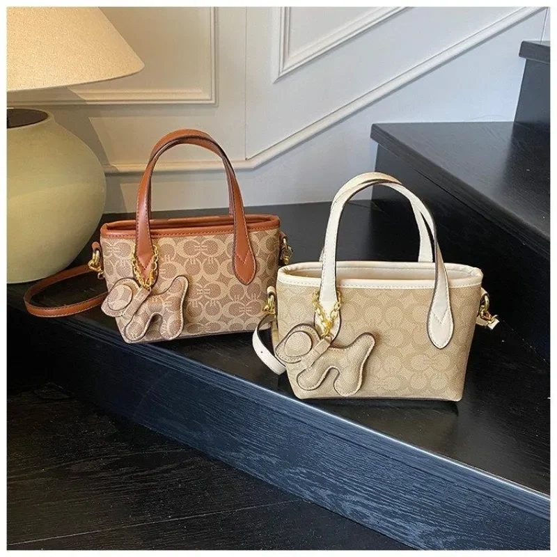 2025 Vintage Chic Shoulder Bag, Retro Inspired Crossbody Purse for Women, Versatile Day to Night Bag, Elegant Casual Carryall
2025 Vintage Chic Shoulder Bag, Retro Inspired Crossbody Purse for Women, Versatile Day to Night Bag, Elegant Casual Carryall