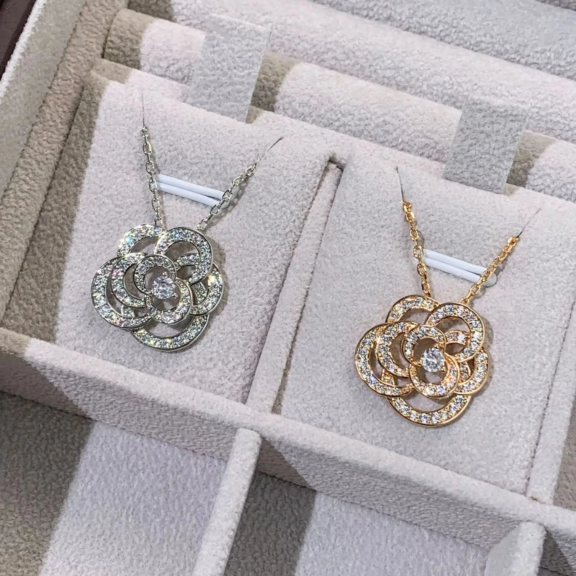 High quality 925 sterling silver camellia necklace for attractive ladies This is a luxury jewelry party gift for high fashion
High quality 925 sterling silver camellia necklace for attractive ladies This is a luxury jewelry party gift for high fashion