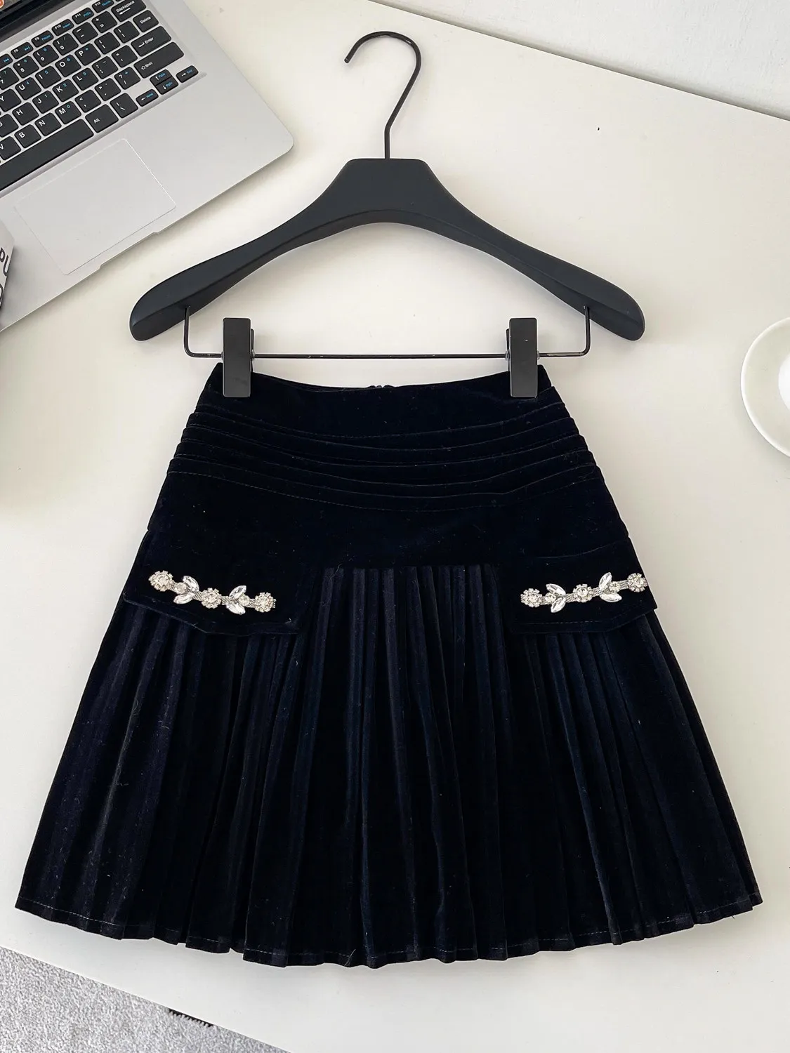 Foamlina Black Velvet A-Line Skirt Korean Fashion Rhinestone Detail High Waist Pleated Mini Skirt for Women Elegant Retro Style
Foamlina Black Velvet A-Line Skirt Korean Fashion Rhinestone Detail High Waist Pleated Mini Skirt for Women Elegant Retro Style