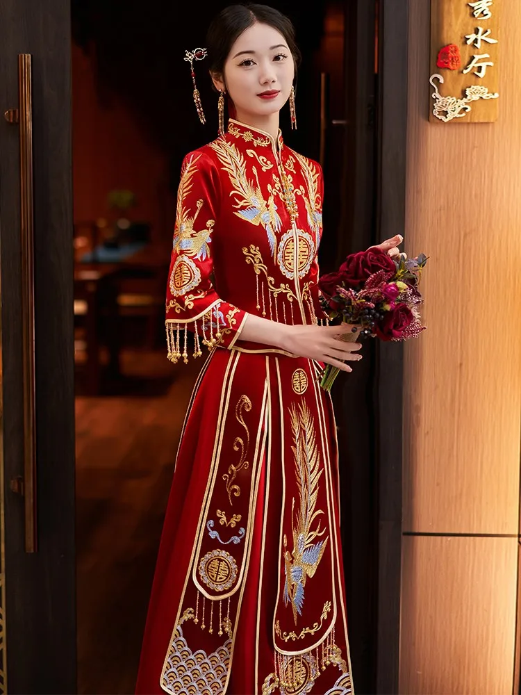The bride's new heavy-duty wedding dress toasting dragon and phoenix rice
The bride's new heavy-duty wedding dress toasting dragon and phoenix rice