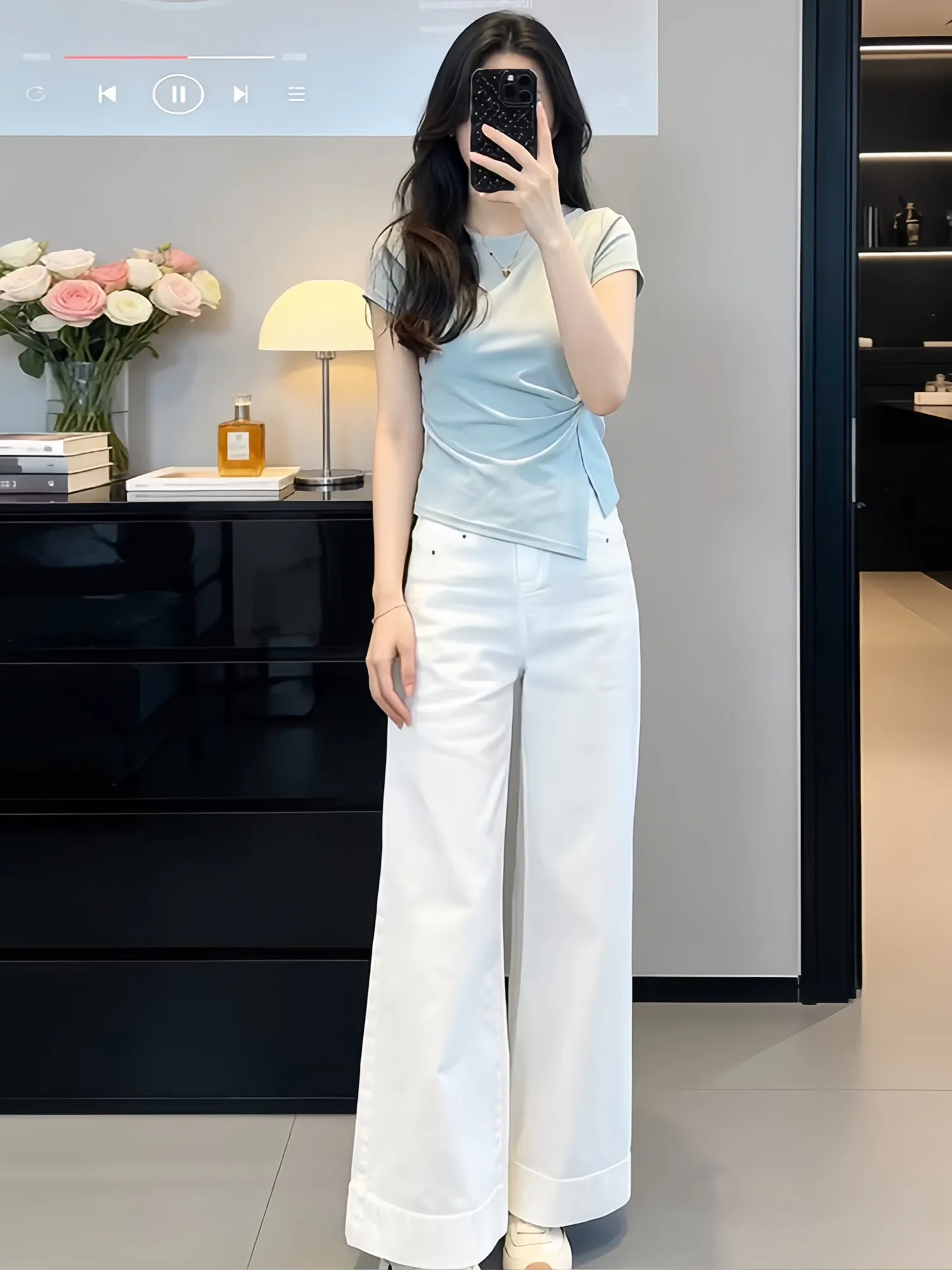 Fashionable Women's Two-Piece Set Short Sleeve T-Shirt And Wide Leg Pants Color Slim Fit White Casual Style Summer Outfit
Fashionable Women's Two-Piece Set Short Sleeve T-Shirt And Wide Leg Pants Color Slim Fit White Casual Style Summer Outfit