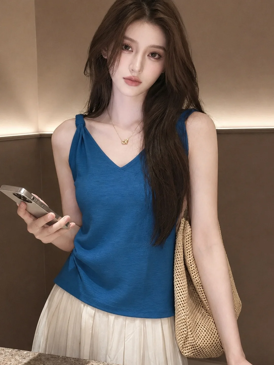 Elegant V-Neck Sleeveless Slimming Commute Top Women's Fashion Summer 2026 Poetic Lin Korean Style Straight Cut Silk Blend
Elegant V-Neck Sleeveless Slimming Commute Top Women's Fashion Summer 2026 Poetic Lin Korean Style Straight Cut Silk Blend