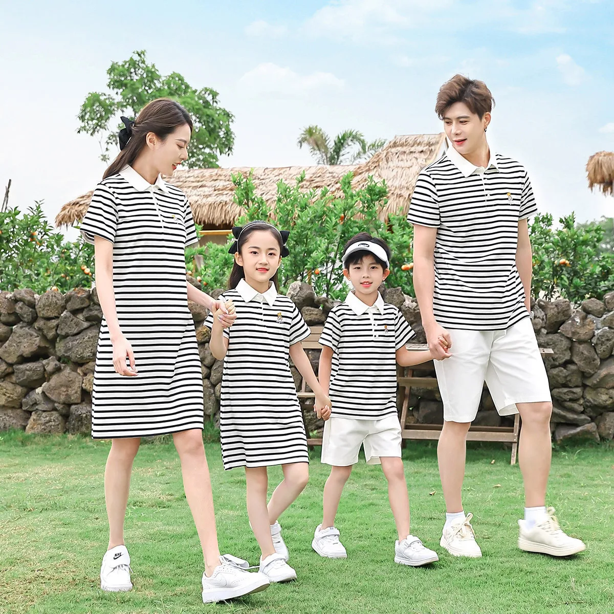 Лето 2025 года, одинаковые комплекты для всей семьи в корейском стиле, полосатое платье для мамы и дочки + рубашка-поло и шорты для папы и сына, повседневный комплект
Лето 2025 года, одинаковые комплекты для всей семьи в корейском стиле, полосатое платье для мамы и дочки + рубашка-поло и шорты для папы и сына, повседневный комплект