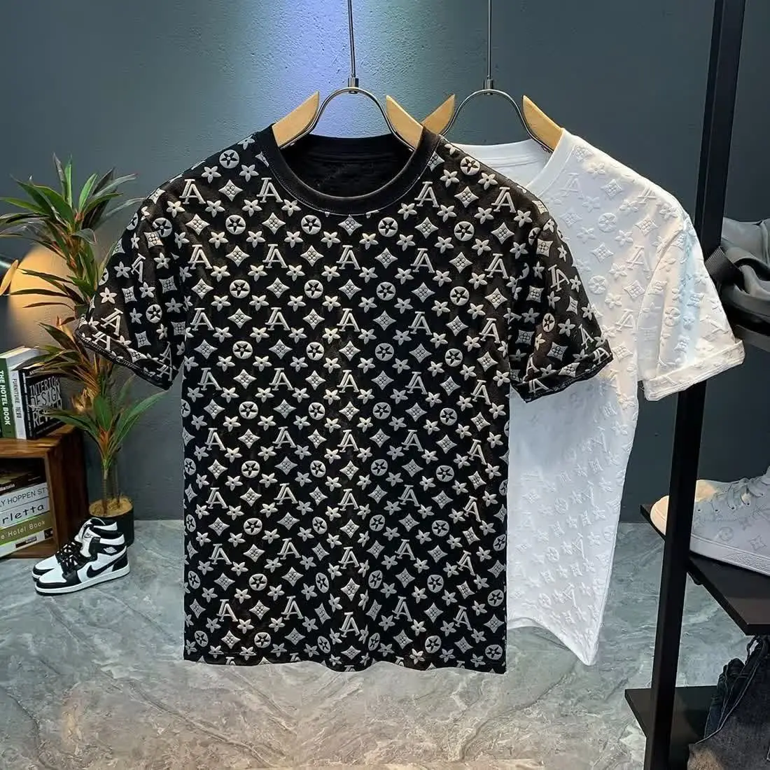High-End Casual Light Luxury Men's T-Shirt Summer New Crew Neck Trendy Versatile Top
High-End Casual Light Luxury Men's T-Shirt Summer New Crew Neck Trendy Versatile Top