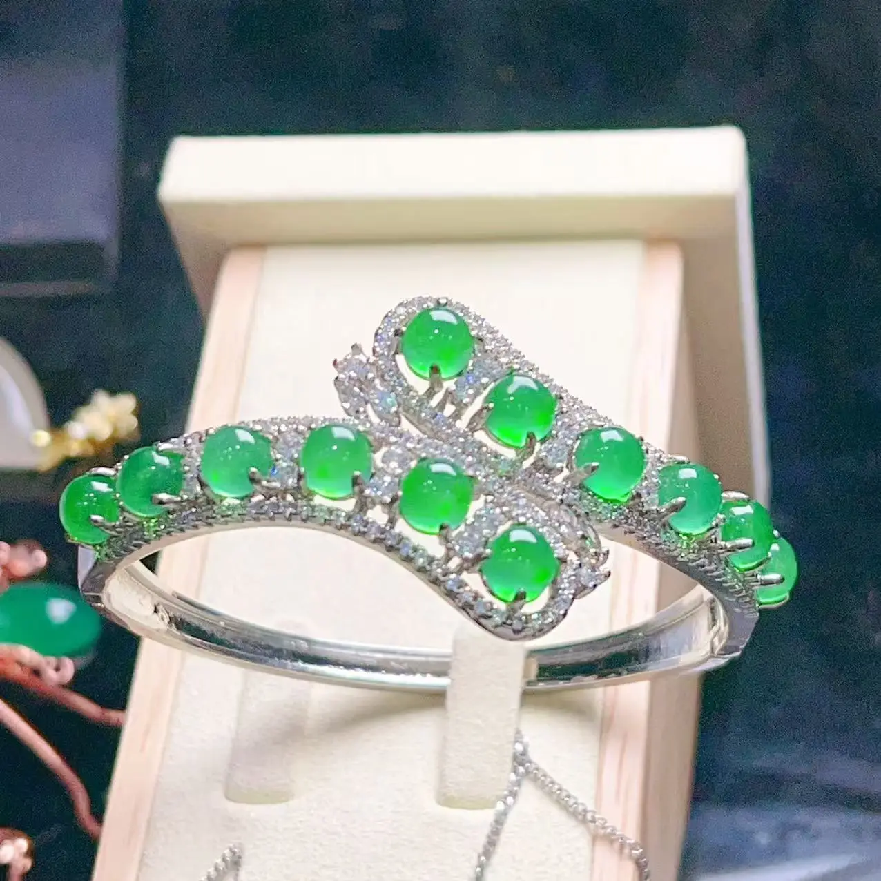 Jade high ice bracelet is hydrated and transparent, exquisite, three-dimensional, perfect and crack-free, popular, attracting yo
Jade high ice bracelet is hydrated and transparent, exquisite, three-dimensional, perfect and crack-free, popular, attracting yo