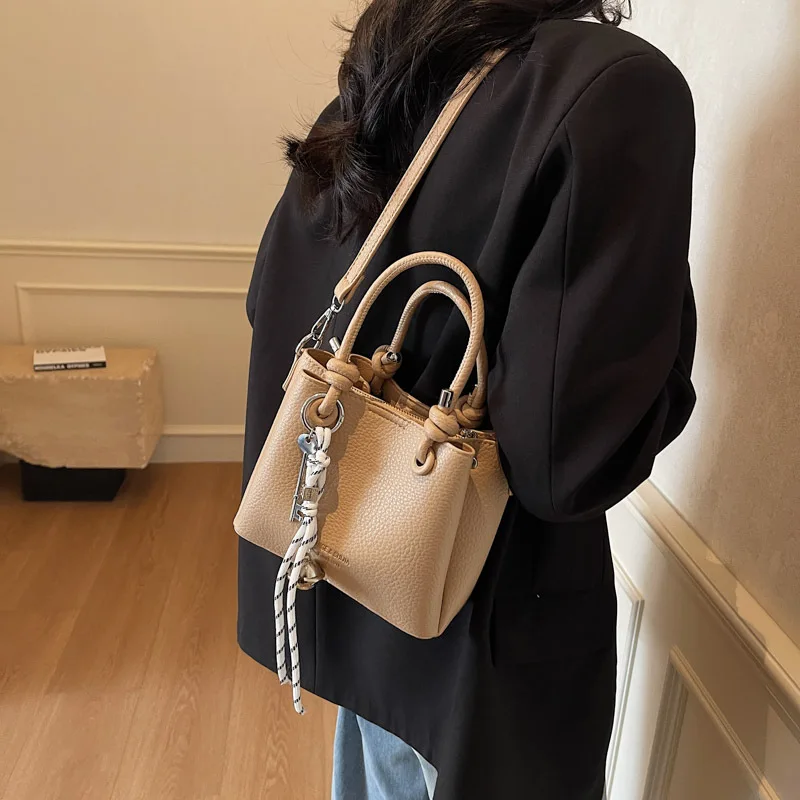 Simple hand-carried bucket bag, new versatile shoulder bag, pebbled casual crossbody bag
Simple hand-carried bucket bag, new versatile shoulder bag, pebbled casual crossbody bag