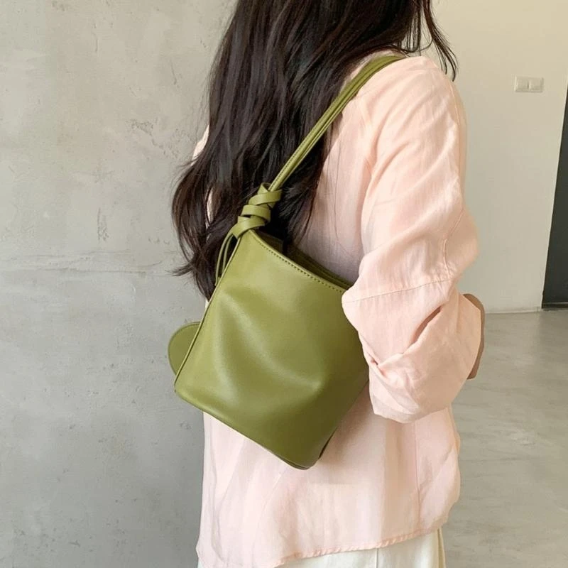 Fashionable Shoulder Bucket Bag With Comformtable Strap Handbag Lightweight Practical Underarm Bag For Work Travel Daily Use
Fashionable Shoulder Bucket Bag With Comformtable Strap Handbag Lightweight Practical Underarm Bag For Work Travel Daily Use
