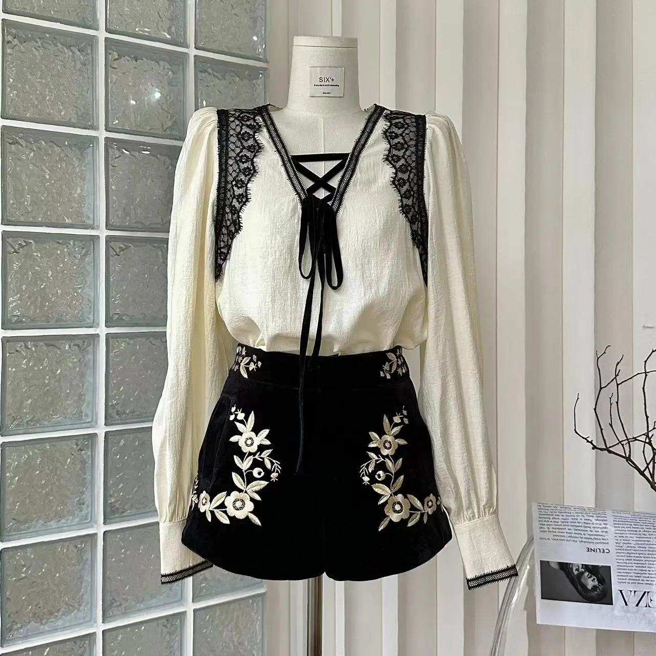 Vintage Sexy Pattern Long Sleeve Chic Shorts Suit Sweet Women's New 2023 Autumn Shorts And Shirt Top 2-piece Set
Vintage Sexy Pattern Long Sleeve Chic Shorts Suit Sweet Women's New 2023 Autumn Shorts And Shirt Top 2-piece Set