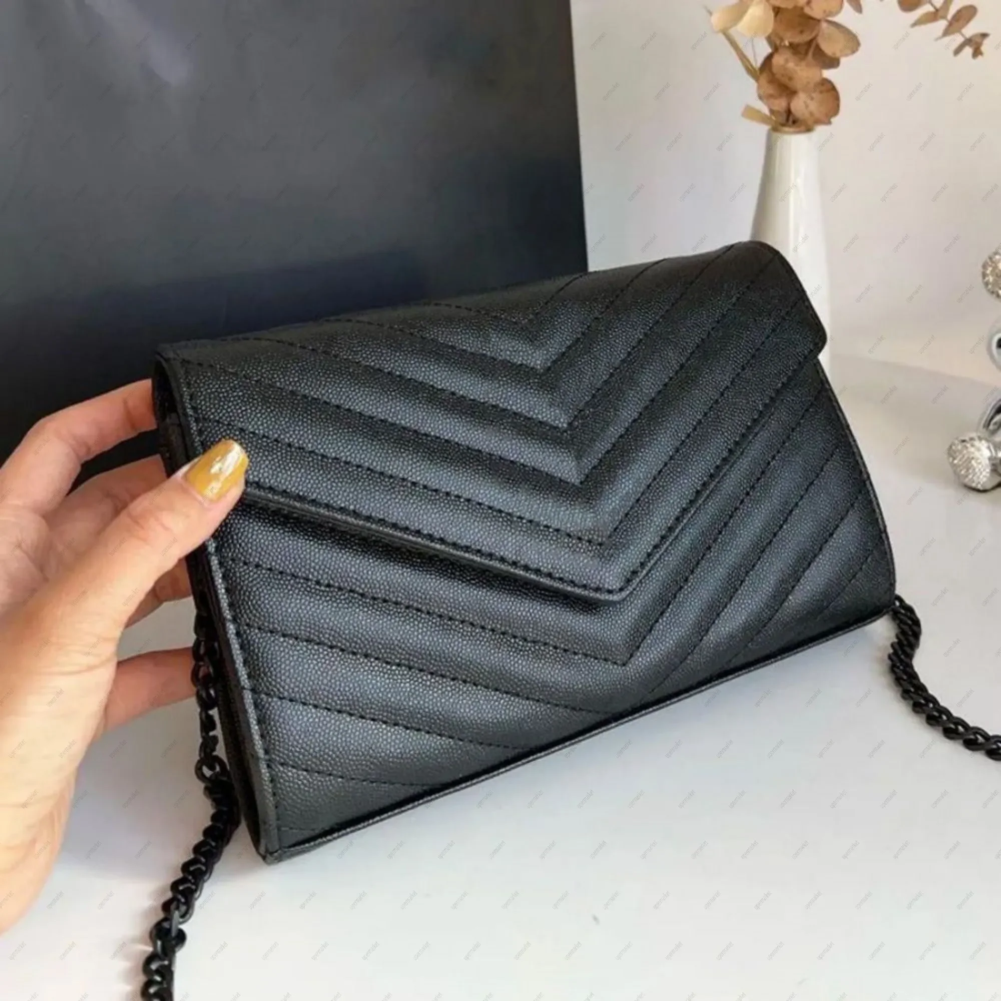 Designer envelope bag luxury shoulder bags new fashion crossbody bag metal letter handbag women's casual tote designer black chains hasp flap purses mini clutch
Designer envelope bag luxury shoulder bags new fashion crossbody bag metal letter handbag women's casual tote designer black chains hasp flap purses mini clutch