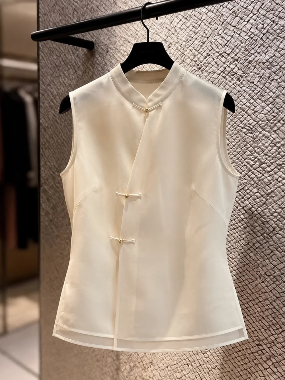 Elegant Chinese Style Stand Collar Button up Sleeveless Vest Women's Fashionable Summer New Arrival Versatile Sophisticated Top
Elegant Chinese Style Stand Collar Button up Sleeveless Vest Women's Fashionable Summer New Arrival Versatile Sophisticated Top
