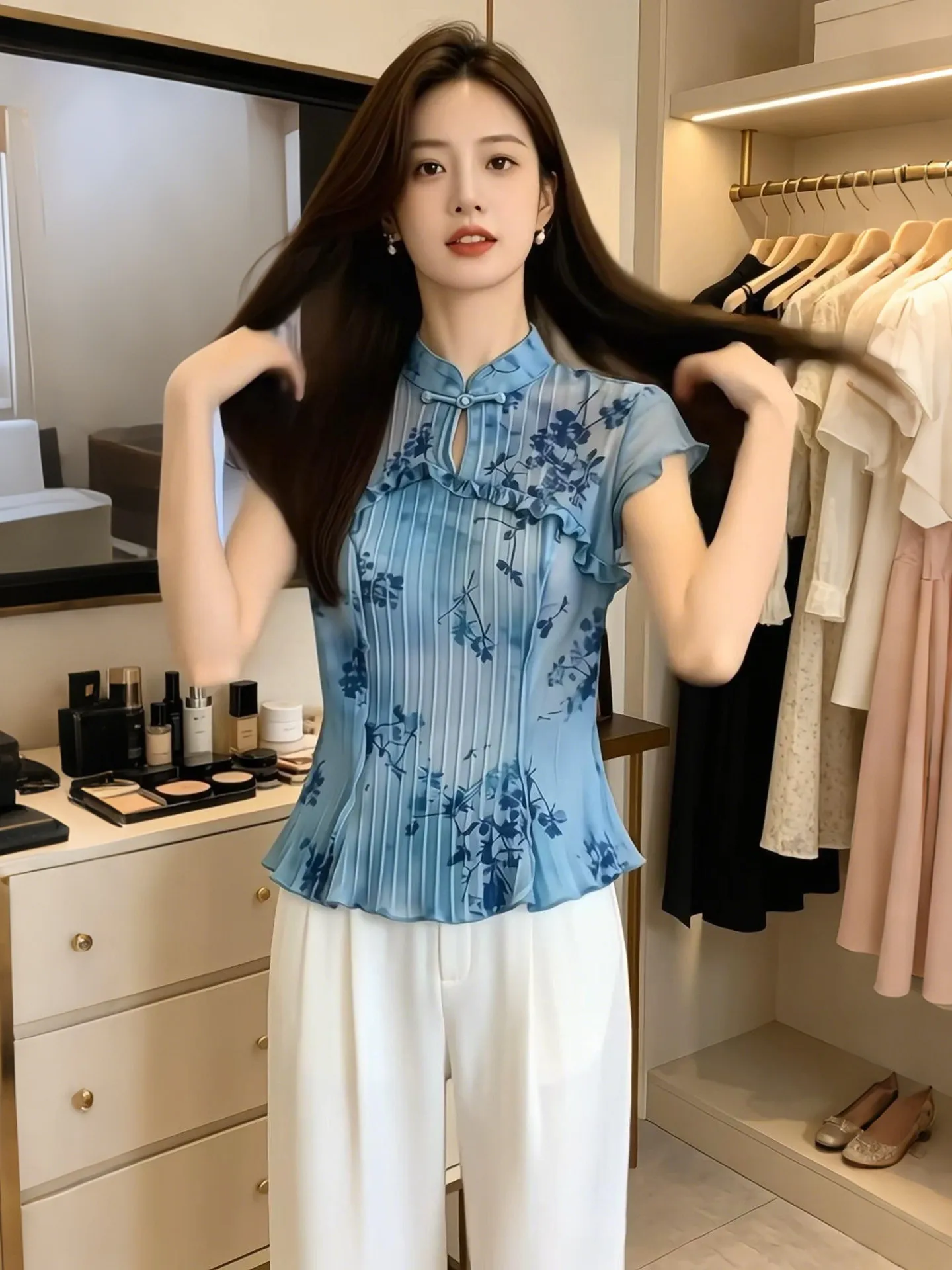 Anti-Aging Floral Print Shirt Women's Summer New Style Short Sleeve Slimming Waist Design Versatile Top Breathable Commute Fa...
Anti-Aging Floral Print Shirt Women's Summer New Style Short Sleeve Slimming Waist Design Versatile Top Breathable Commute Fa...