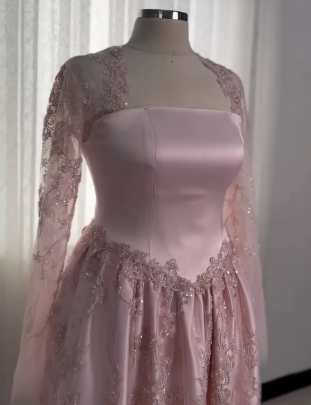 Customized Classic Charmeuse Pleat Flower Sequined A-line Square Neck Long Evening Dresses Luxury 2026 Matching
Customized Classic Charmeuse Pleat Flower Sequined A-line Square Neck Long Evening Dresses Luxury 2026 Matching