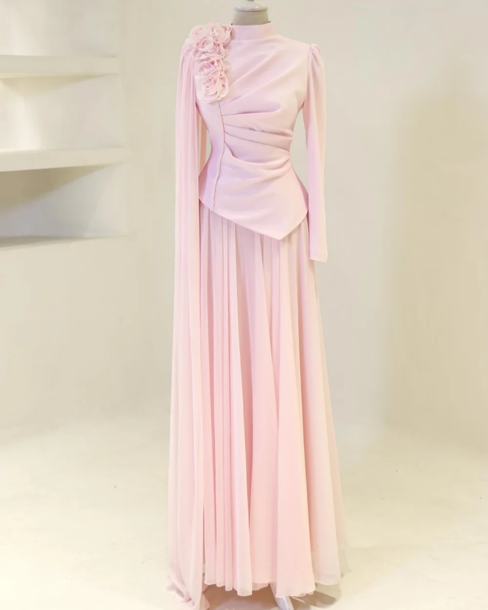 Customized Formal Women Chiffon Handmade Flower Ruched A-Line Evening Dresses Classic Arabic High Collar Long Sleeves Party Gown
Customized Formal Women Chiffon Handmade Flower Ruched A-Line Evening Dresses Classic Arabic High Collar Long Sleeves Party Gown