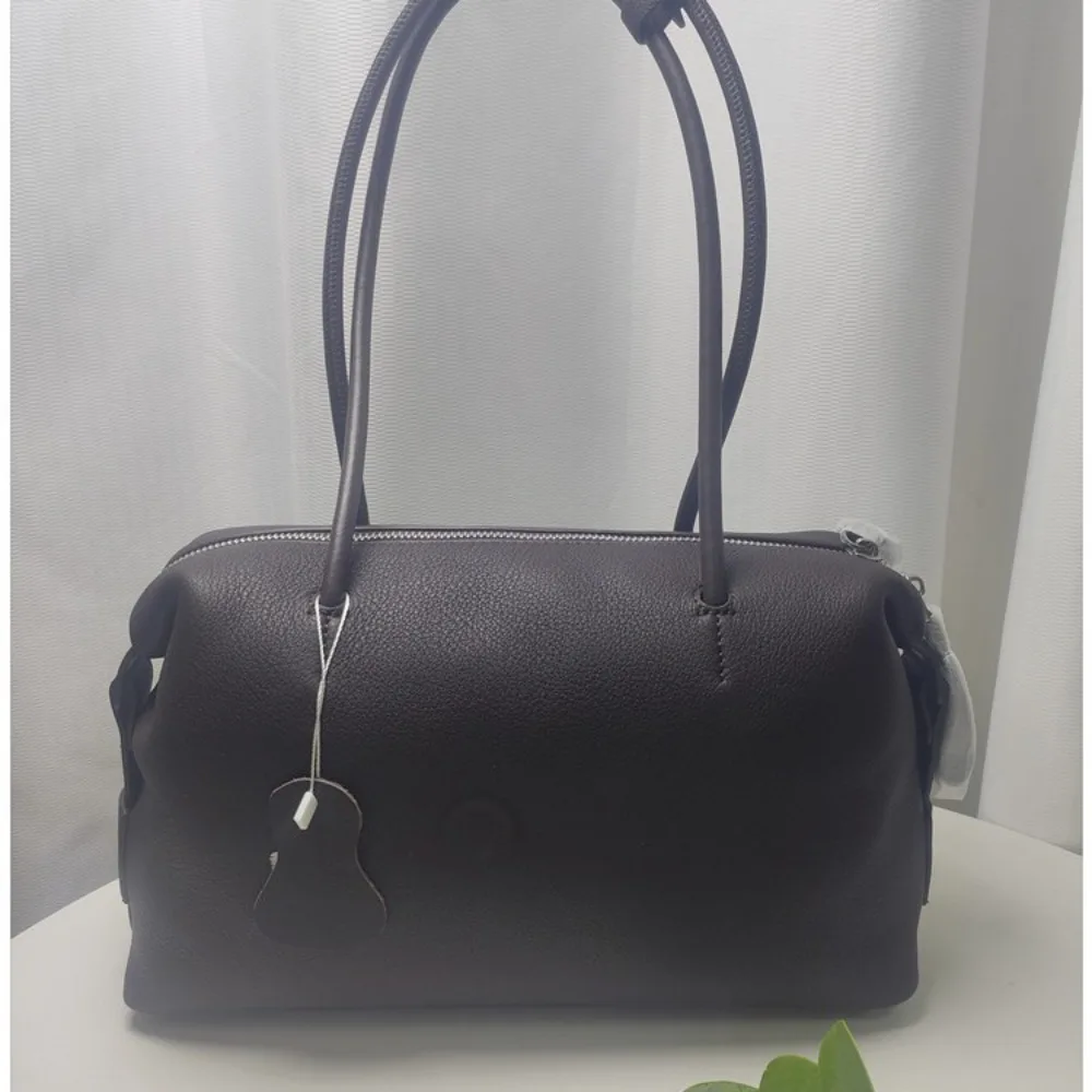 New Large-capacity First-layer Cowhide Bowling Ball Leather Soft Shoulder Underarm Bag Niche Design Versatile High-end Fashion
New Large-capacity First-layer Cowhide Bowling Ball Leather Soft Shoulder Underarm Bag Niche Design Versatile High-end Fashion