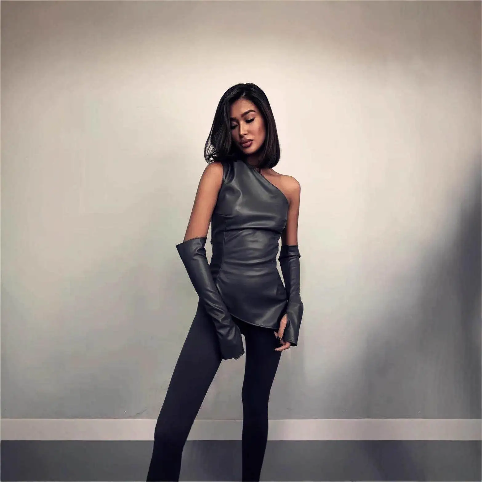 Fashionable Slim Fit PU Leather Jacket New Shoulder Bared Elastic Sleeve Cover Asymmetrical Top Women's Sexy Style Seven Sleeve
Fashionable Slim Fit PU Leather Jacket New Shoulder Bared Elastic Sleeve Cover Asymmetrical Top Women's Sexy Style Seven Sleeve