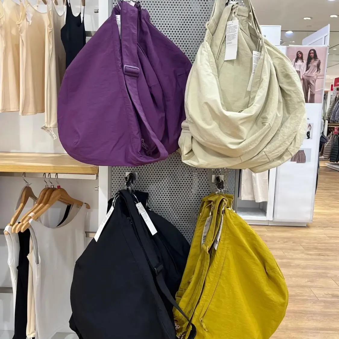 Casual Dumpling Shaped Shoulder Bag Unisex Lightweight Large Capacity Bag with External Pocket Korean Style Youth Fashion Bag
Casual Dumpling Shaped Shoulder Bag Unisex Lightweight Large Capacity Bag with External Pocket Korean Style Youth Fashion Bag