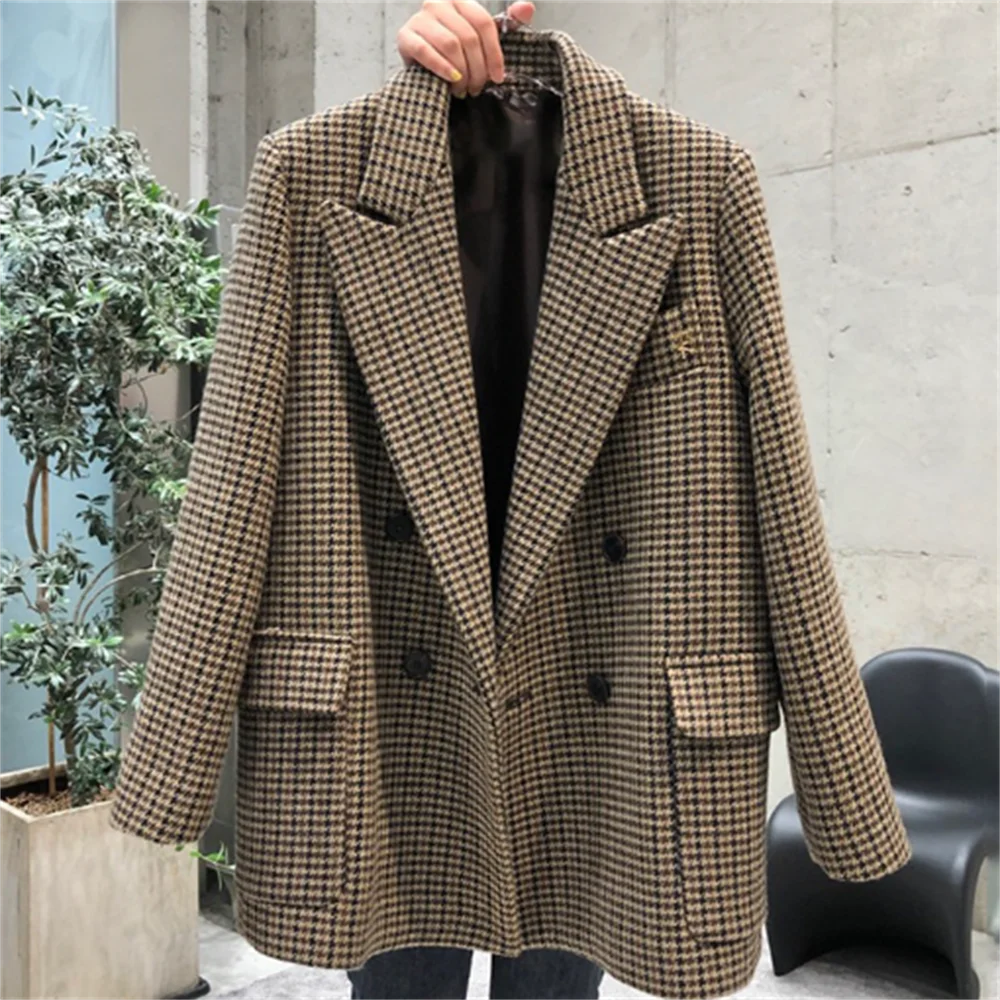 Fashion Double breasted buckle plaid retro suit women's autumn and winter new elegant straight tube casual coat
Fashion Double breasted buckle plaid retro suit women's autumn and winter new elegant straight tube casual coat