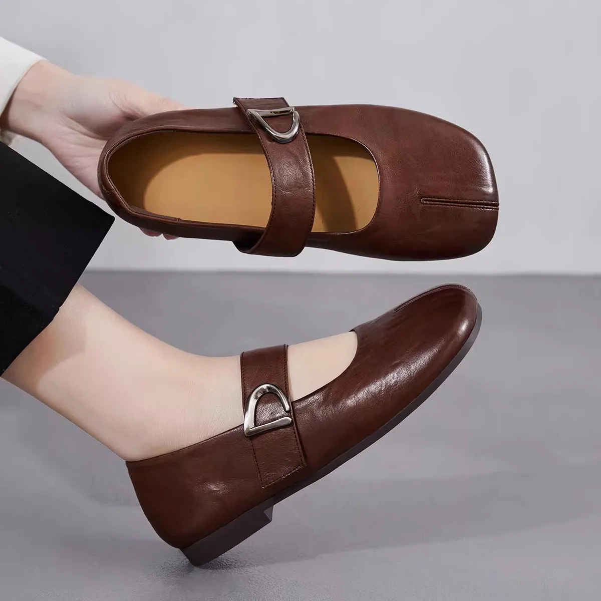 Genuine Leather Mary Jane Flat Shoes Women's Spring Fashion Casual Shoes Breathable Anti-slip Wear-resistant Square Head
Genuine Leather Mary Jane Flat Shoes Women's Spring Fashion Casual Shoes Breathable Anti-slip Wear-resistant Square Head