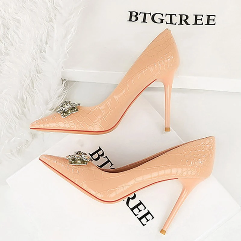 BIGTREE модные женские туфли-лодочки с металлическим узлом-бабочкой и острым носком, карнавальная весенняя обувь на шпильке, вечерние туфли Zapatos De Mujer
BIGTREE модные женские туфли-лодочки с металлическим узлом-бабочкой и острым носком, карнавальная весенняя обувь на шпильке, вечерние туфли Zapatos De Mujer