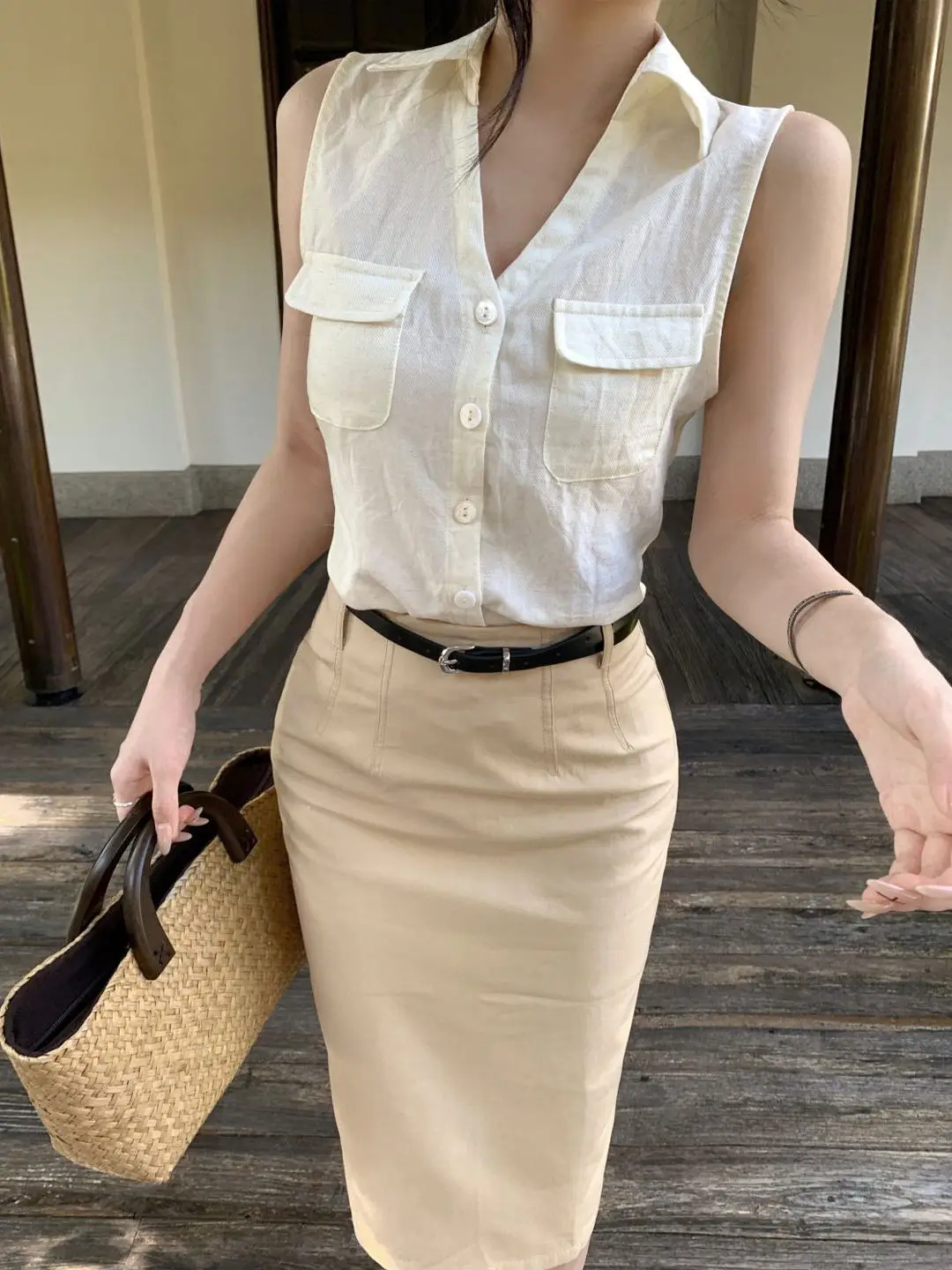 Fashionable Slimming Midi Skirt And Shirt Set in Beige for Women Sleeveless High Waist Straight Leg Pants Summer Outfit
Fashionable Slimming Midi Skirt And Shirt Set in Beige for Women Sleeveless High Waist Straight Leg Pants Summer Outfit