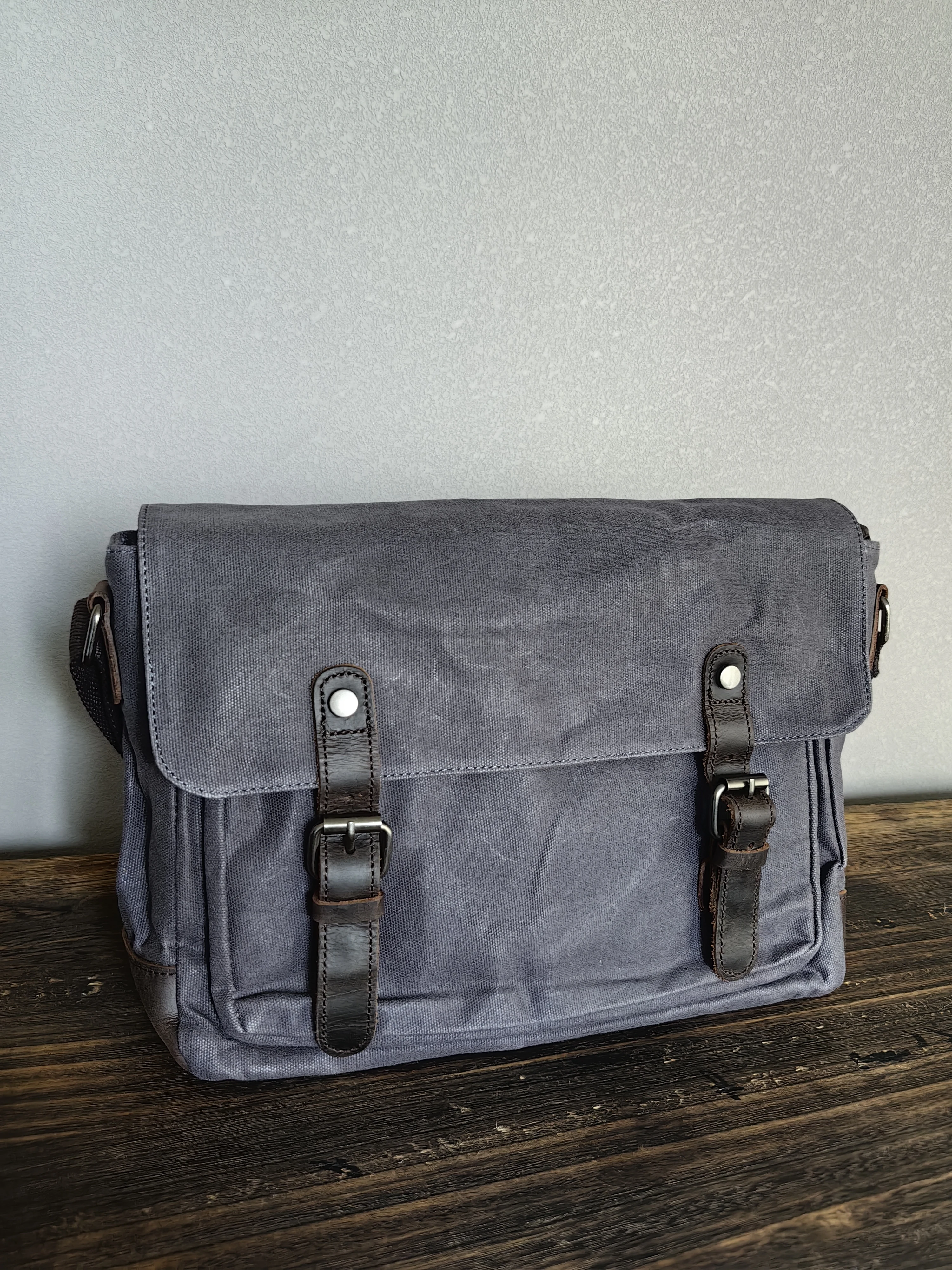 Waterproof Oil Wax Canvas Slant Backpack Single Shoulder Crossbody Bag Men's American Retro Heavyweight New Green Back Differ...
Waterproof Oil Wax Canvas Slant Backpack Single Shoulder Crossbody Bag Men's American Retro Heavyweight New Green Back Differ...