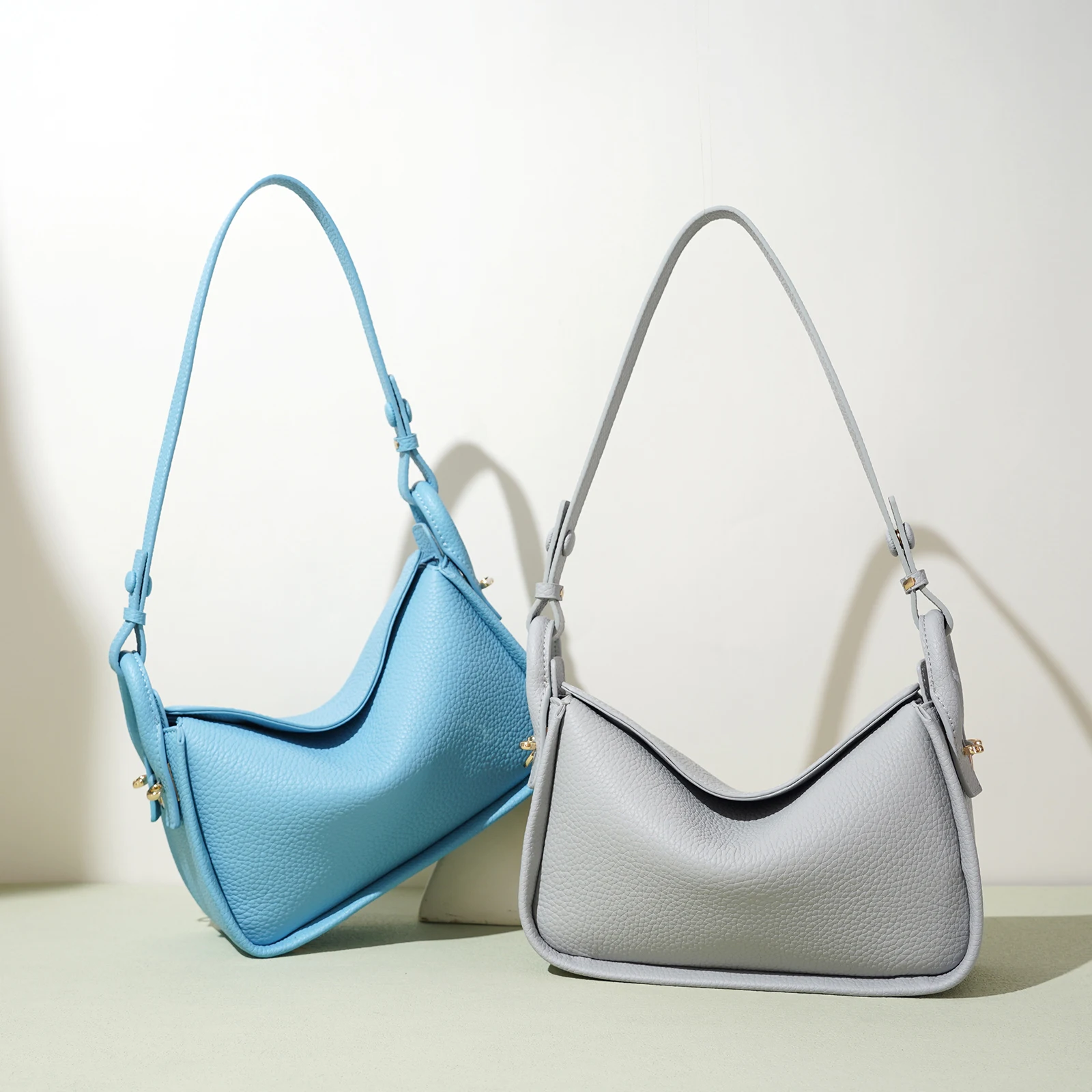 New Genuine Leather Handbag Minimalist Commuting Tote Large Capacity Light Luxury High Quality Crossbody Women's Shoulder Bag
New Genuine Leather Handbag Minimalist Commuting Tote Large Capacity Light Luxury High Quality Crossbody Women's Shoulder Bag