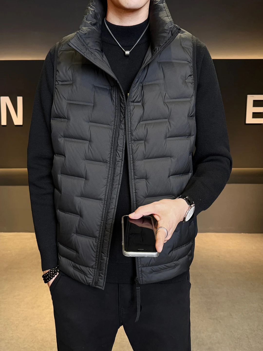 Мужской пуховый жилет из полиэстера, тонкий, белый, с воротником-стойкой, молодежный, вязаный, стеганый, на пуху.
Мужской пуховый жилет из полиэстера, тонкий, белый, с воротником-стойкой, молодежный, вязаный, стеганый, на пуху.