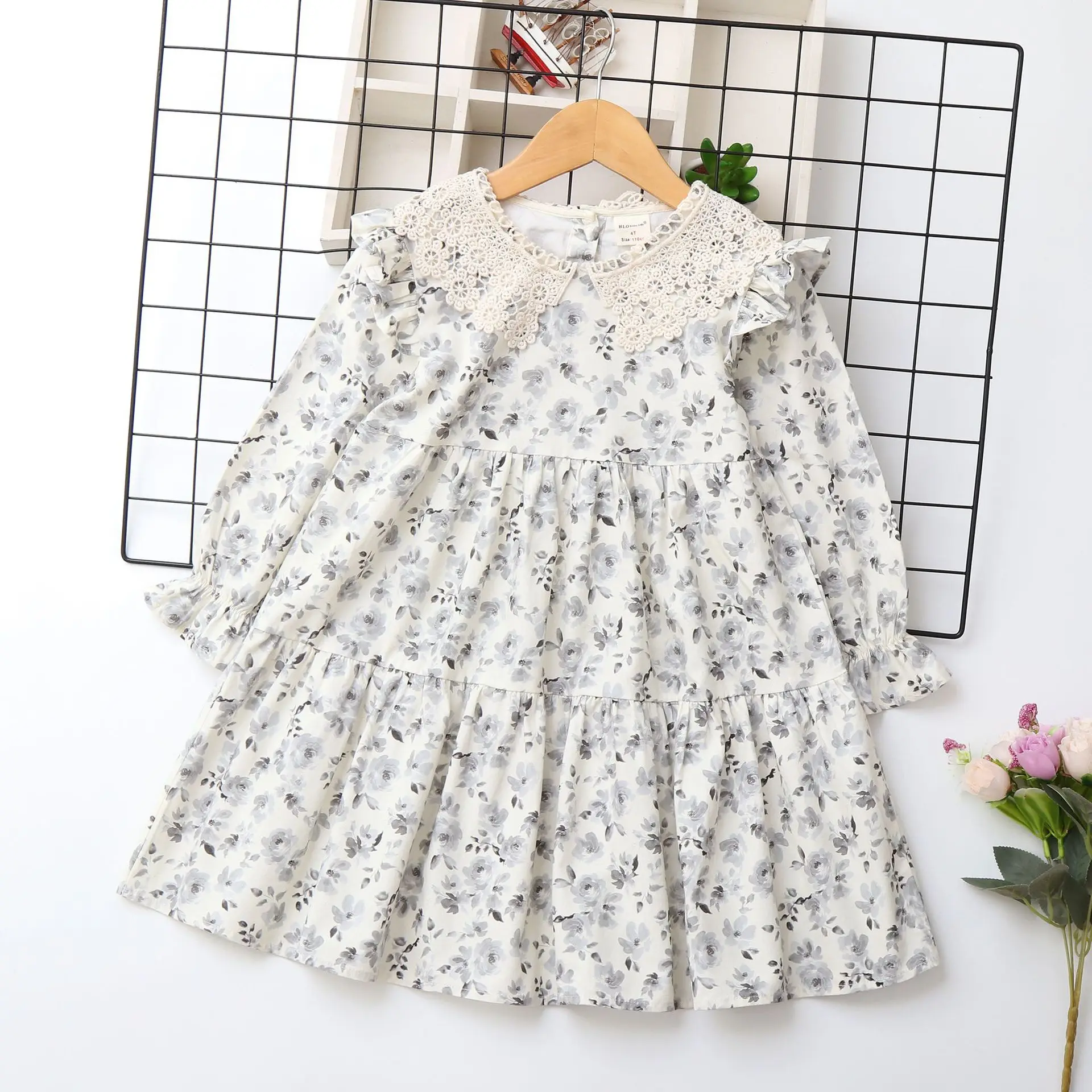 Small flower cotton and linen girls long-sleeved princess dress 2025 autumn new children's dress
Small flower cotton and linen girls long-sleeved princess dress 2025 autumn new children's dress