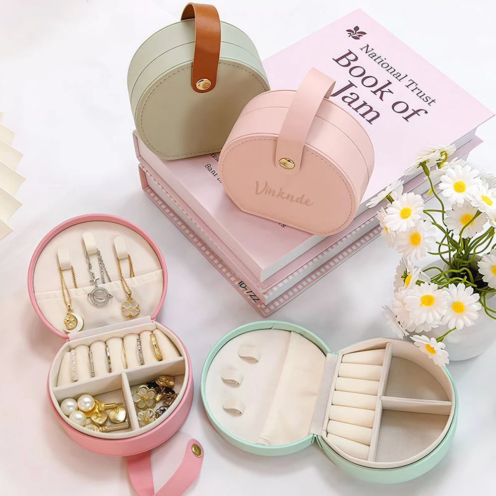 Custom Logo Creative Portable Travel Jewelry Box Handbag Organizer Necklace Earrings Display Leather Cross-Border Jewellry Gift
Custom Logo Creative Portable Travel Jewelry Box Handbag Organizer Necklace Earrings Display Leather Cross-Border Jewellry Gift