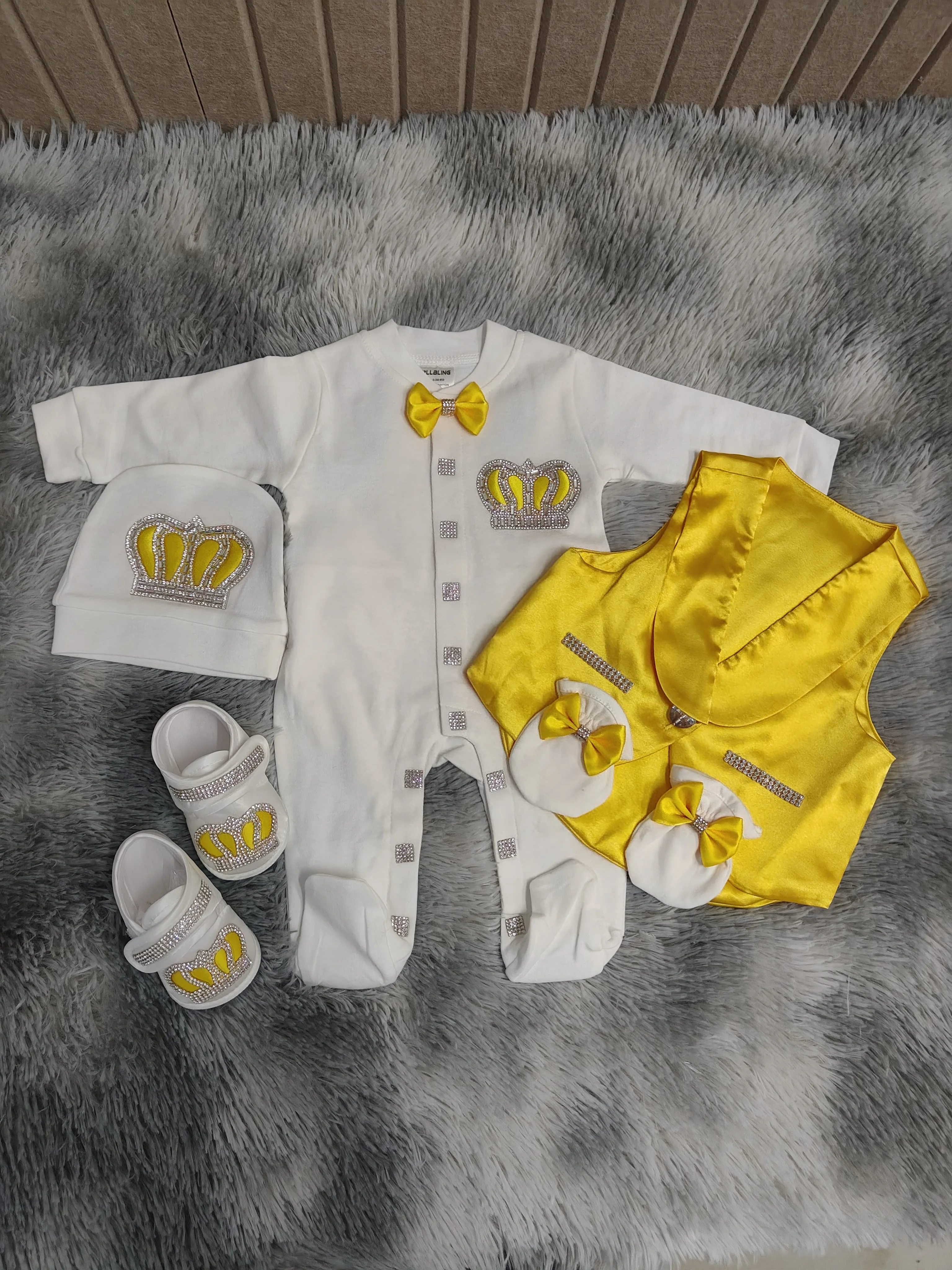 5PCS Elegant Baby Boy Prince Costume Set Yellow Crown Embroidered Romper Satin Vest Booties Mittens Christening Birthday Party
5PCS Elegant Baby Boy Prince Costume Set Yellow Crown Embroidered Romper Satin Vest Booties Mittens Christening Birthday Party