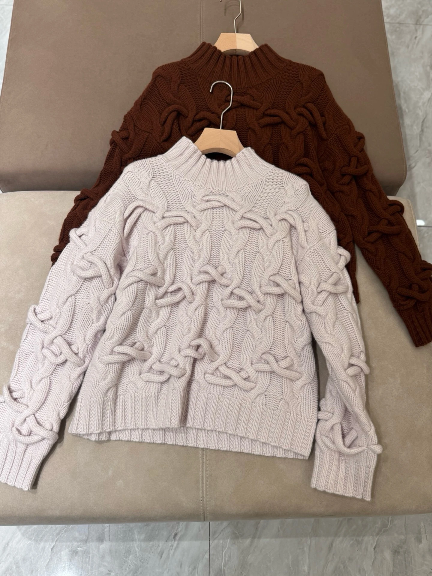 Ladies Casual Style Knitted Wool Sweater Thick Needle Cashmere Wool Overhead Fashionable Versatile Simple Elegance Women's Wear
Ladies Casual Style Knitted Wool Sweater Thick Needle Cashmere Wool Overhead Fashionable Versatile Simple Elegance Women's Wear