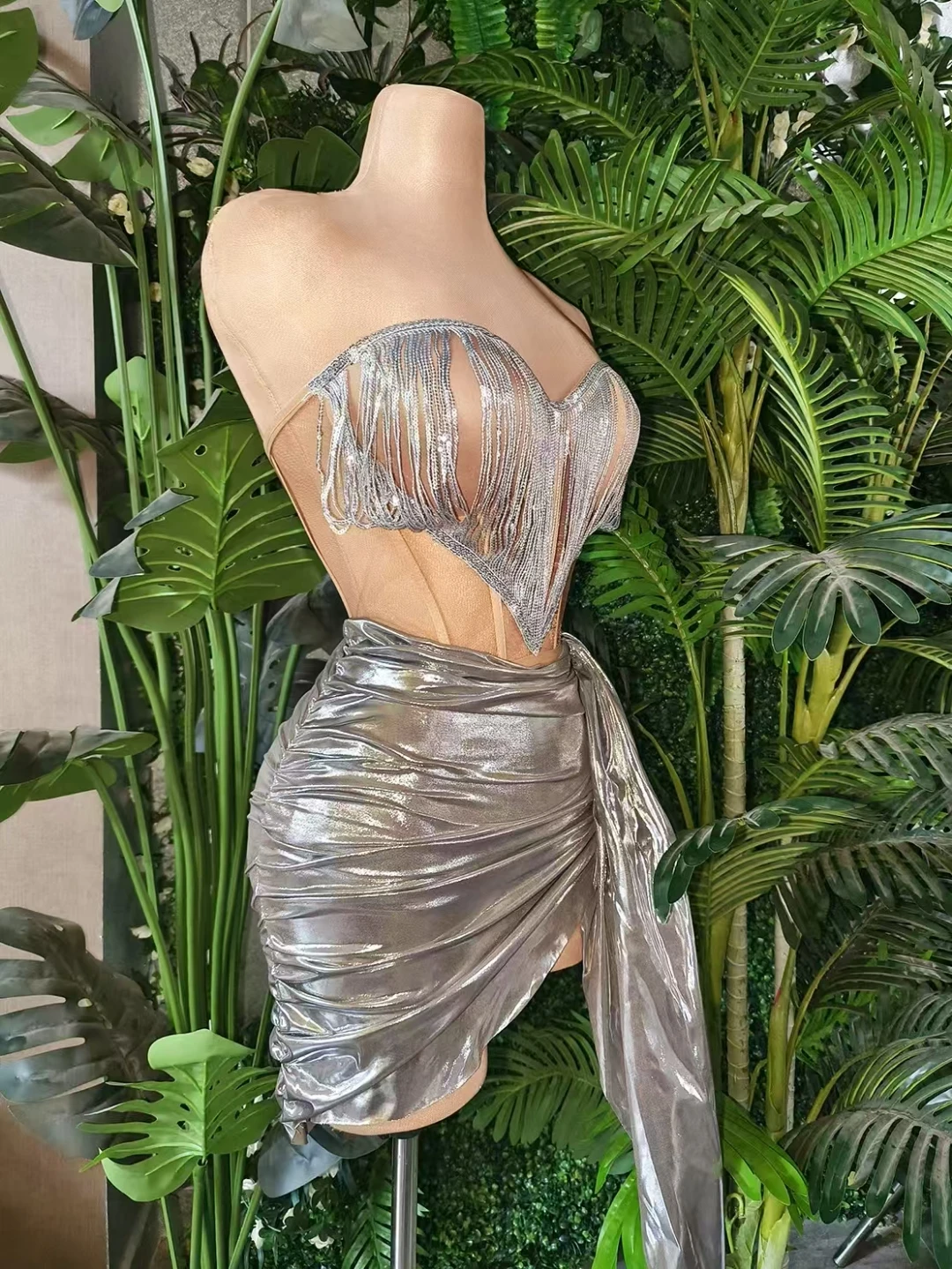 Silver Lens Design Tight Ball Dress Women's Sexy Off Shoulder jumpsuit Nightclub Bar Performance Costume
Silver Lens Design Tight Ball Dress Women's Sexy Off Shoulder jumpsuit Nightclub Bar Performance Costume