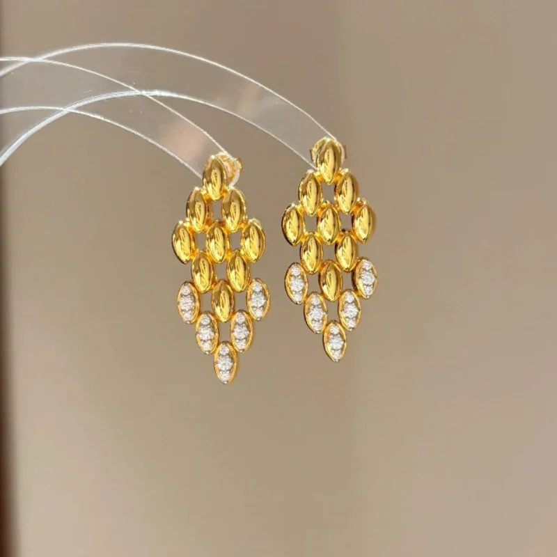 Retro luxury exaggerated style inlay diamond earrings for women glossy rhombus earings stud fashion and exquisite jewelry gifts
Retro luxury exaggerated style inlay diamond earrings for women glossy rhombus earings stud fashion and exquisite jewelry gifts
