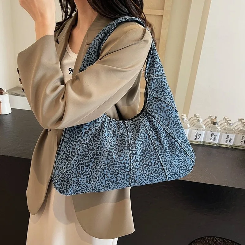 Women's Casual Leopard Print Hobo Shoulder Bag, Large Capacity Underarm Tote for Daily Commute, Weekend Shopping, Casual
Women's Casual Leopard Print Hobo Shoulder Bag, Large Capacity Underarm Tote for Daily Commute, Weekend Shopping, Casual