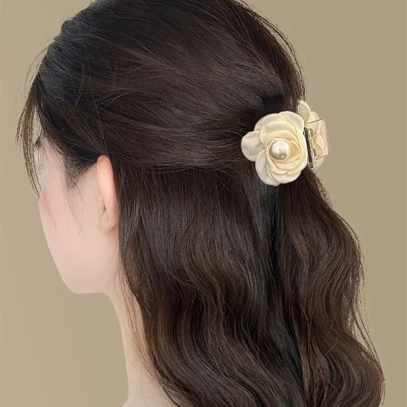 New Xiaoxiangfeng pearl white fabric camellia hairpin, sweet back head grab clip shark clip hair accessories
New Xiaoxiangfeng pearl white fabric camellia hairpin, sweet back head grab clip shark clip hair accessories