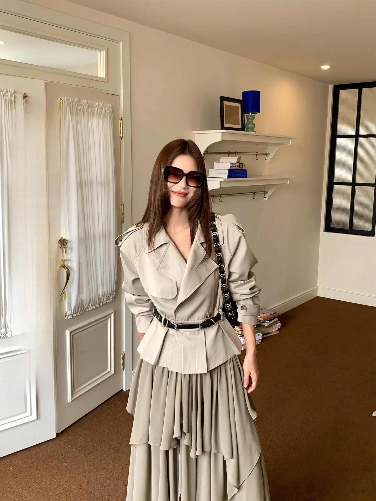 Retro Commuter Style Women's Short Coat Long Sleeve Cotton Blend Waist-Cinching Spring Fashionable Compact Folded Hem
Retro Commuter Style Women's Short Coat Long Sleeve Cotton Blend Waist-Cinching Spring Fashionable Compact Folded Hem