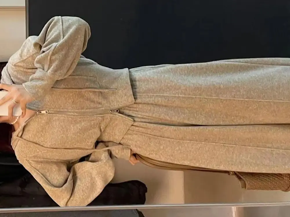 Комплект спортивной одежды 2025 г., женский весенне-осенний новый свободный кардиган с ленивым ветром, свитер с капюшоном, широкие брюки, комплект из двух предметов
Комплект спортивной одежды 2025 г., женский весенне-осенний новый свободный кардиган с ленивым ветром, свитер с капюшоном, широкие брюки, комплект из двух предметов