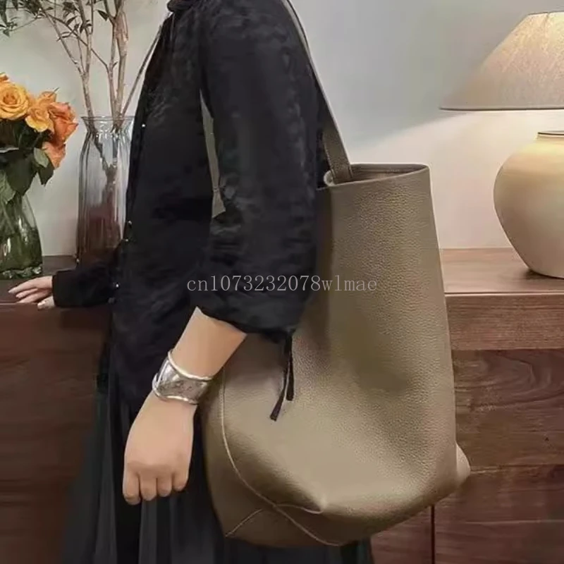 Soft Leather Bucket Bag Large Capacity Commuter Shoulder Handbag Lychee Pattern Women's Underarm Female Ladies Versatile Handbag
Soft Leather Bucket Bag Large Capacity Commuter Shoulder Handbag Lychee Pattern Women's Underarm Female Ladies Versatile Handbag