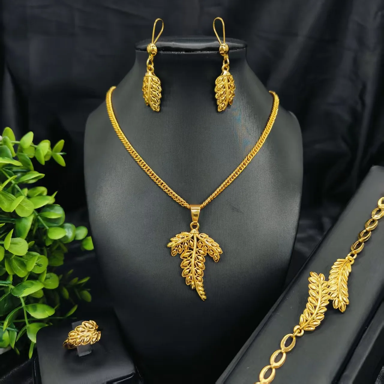 Exquisite Carving Leaf Necklace Earrings Bracelet Ring For Women 24K Gold AU999 | Clear leaf veins, exquisite workmanship
Exquisite Carving Leaf Necklace Earrings Bracelet Ring For Women 24K Gold AU999 | Clear leaf veins, exquisite workmanship