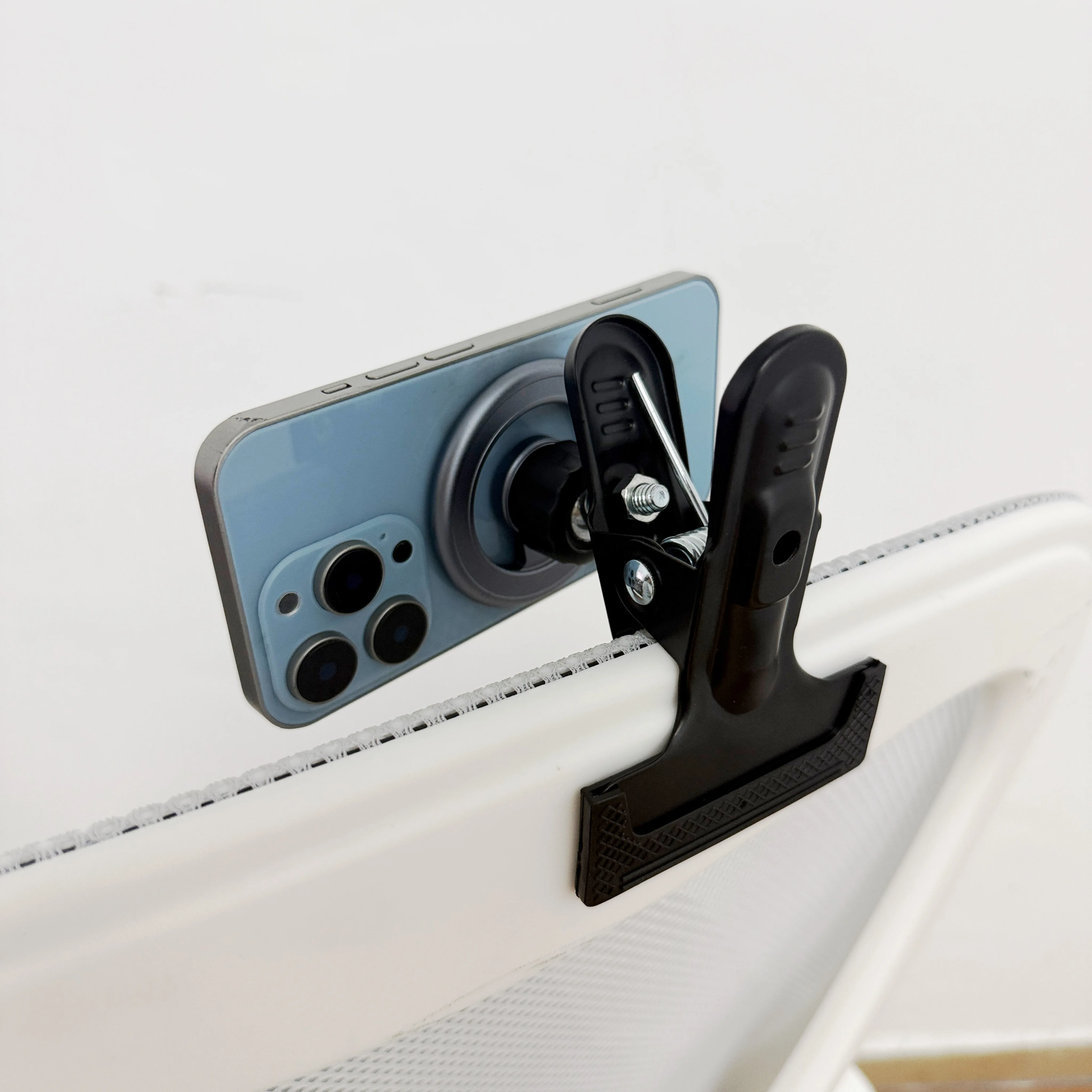 Desktop Live Streaming Gimbal Stand with Powerful Clip Strong Magnetic Phone Holder 360 Degree Rotating for Streaming
Desktop Live Streaming Gimbal Stand with Powerful Clip Strong Magnetic Phone Holder 360 Degree Rotating for Streaming